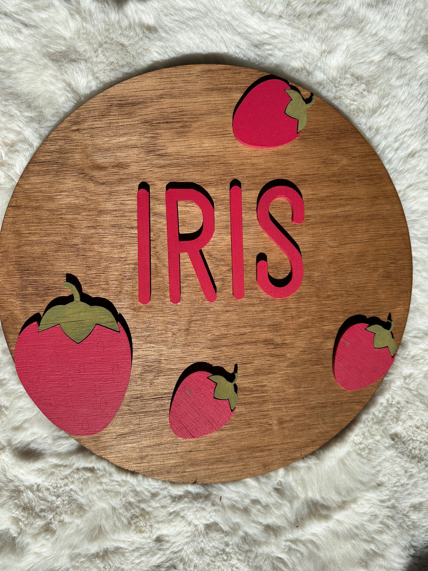 disque en bois vernis avec prénom fixé et fraises