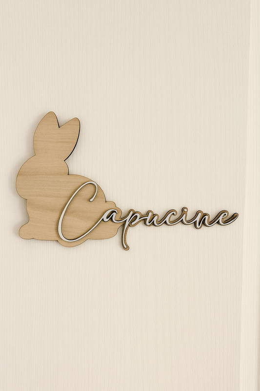 Prénom en bois personnalisé – Silhouette lapin comme plaque de porte chambre bébé, découpée et gravée au laser dans du bois naturel. Le prénom est peint puis fixé en relief 3D, apportant élégance, douceur