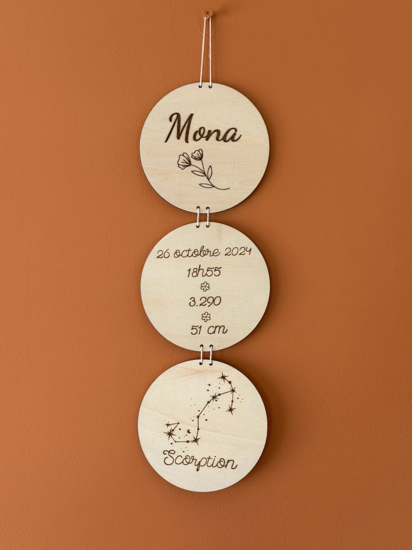suspension naissance avec prénom gravé, informations de naissance et constellation