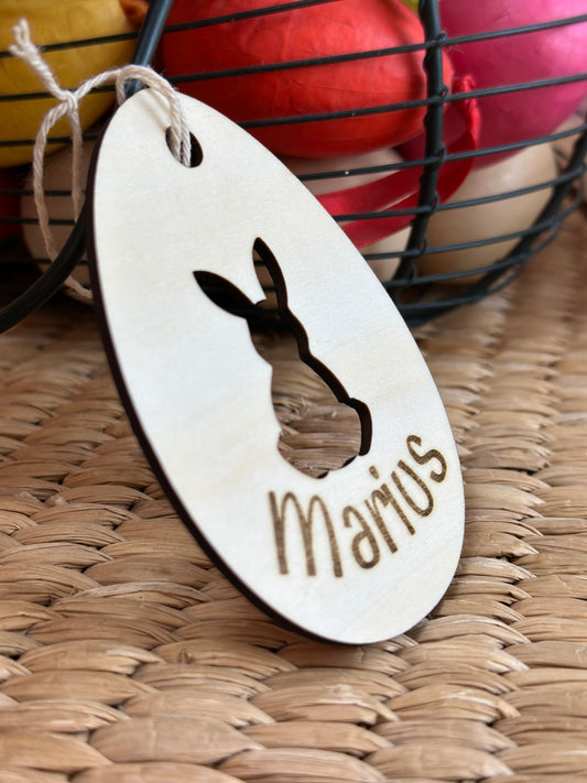 étiquette en bois à accrocher au panier de pùques de votre enfant. Personnalisée aves son préom. Petit trou en forme de lapin. Pour une chasse aux oeufs mémorable. Réutilisable