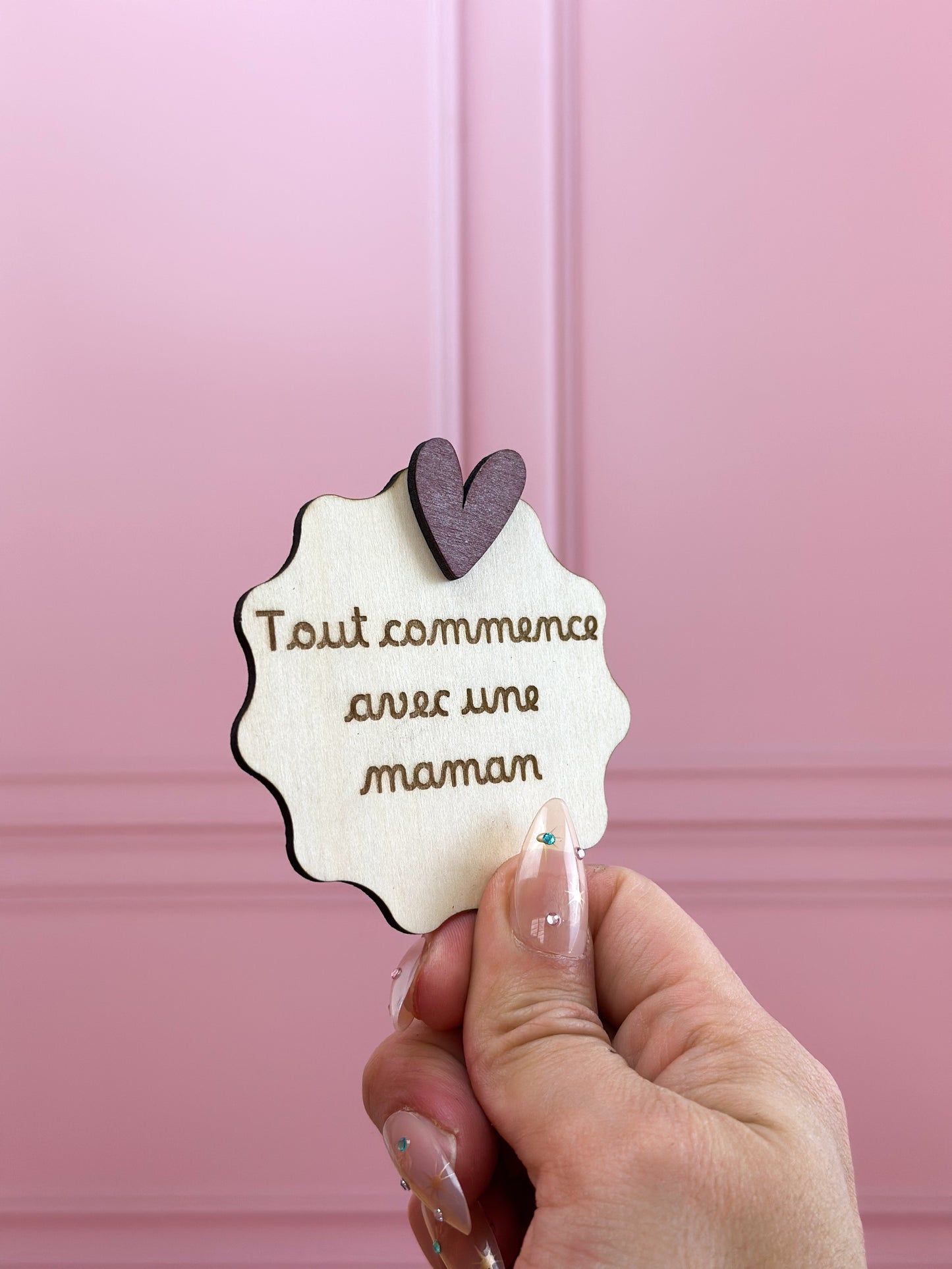 idée cadeau fête des mères, petit magnet en bois avec message d'amour