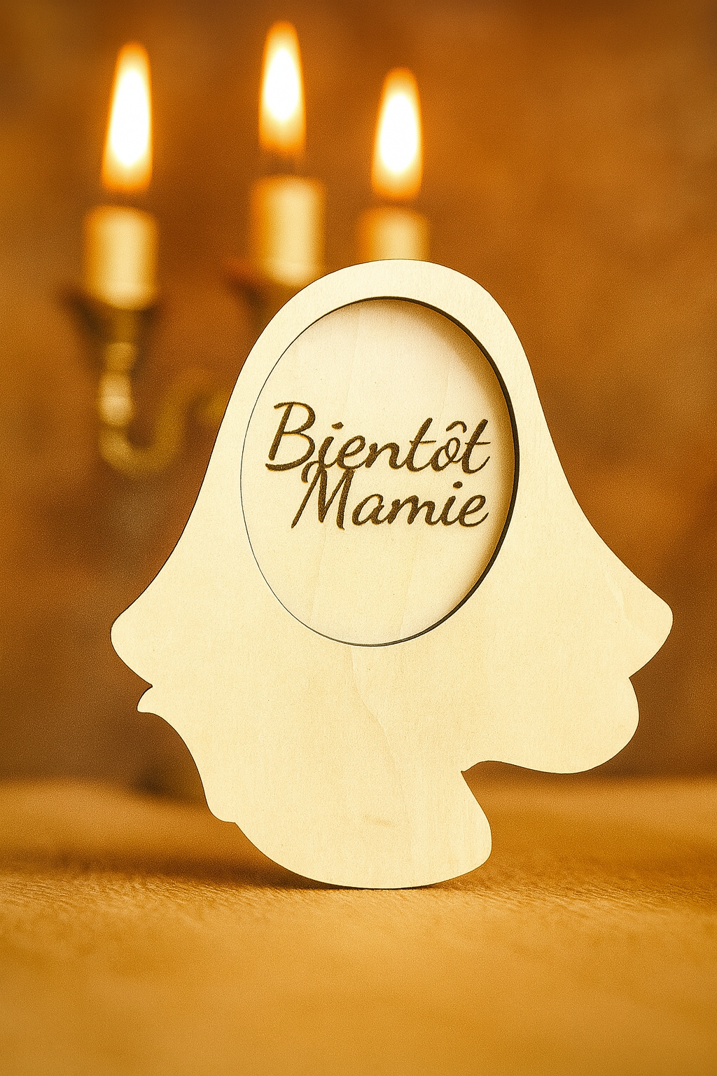 Annonce grossesse Halloween : petit fantôme en bois personnalisé gravé Ouvre-moi, dans un décor d'automne
