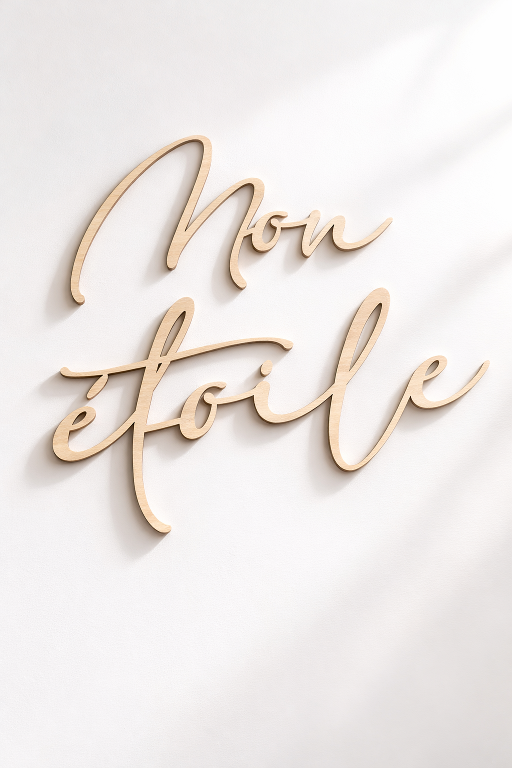 citation en boid "mon étoile" découpée finement au laser et fixé à un mur blanc, prêt d'une fenêtre à en juger les ombres