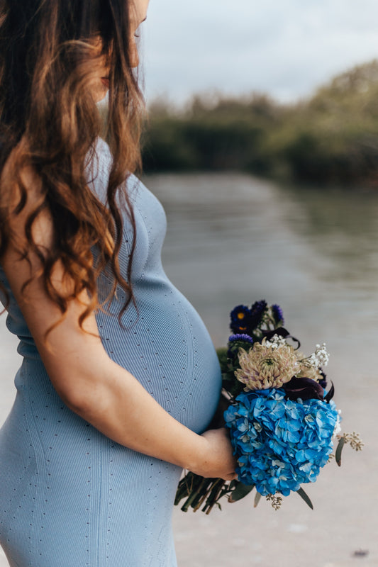 femme enceinte avec un bouquet de fleurs, baby-shower