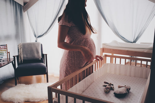 Qui organise baby-shower, femme enceinte au-dessus du berceau