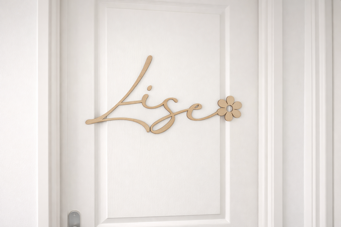 prénom en bois découpé finement au laser se terminant par une fleur, Lise. Sur la porte d'une chambre, blanche