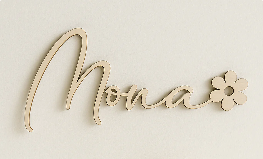 objet en bois où il est écrit le prénom Mona