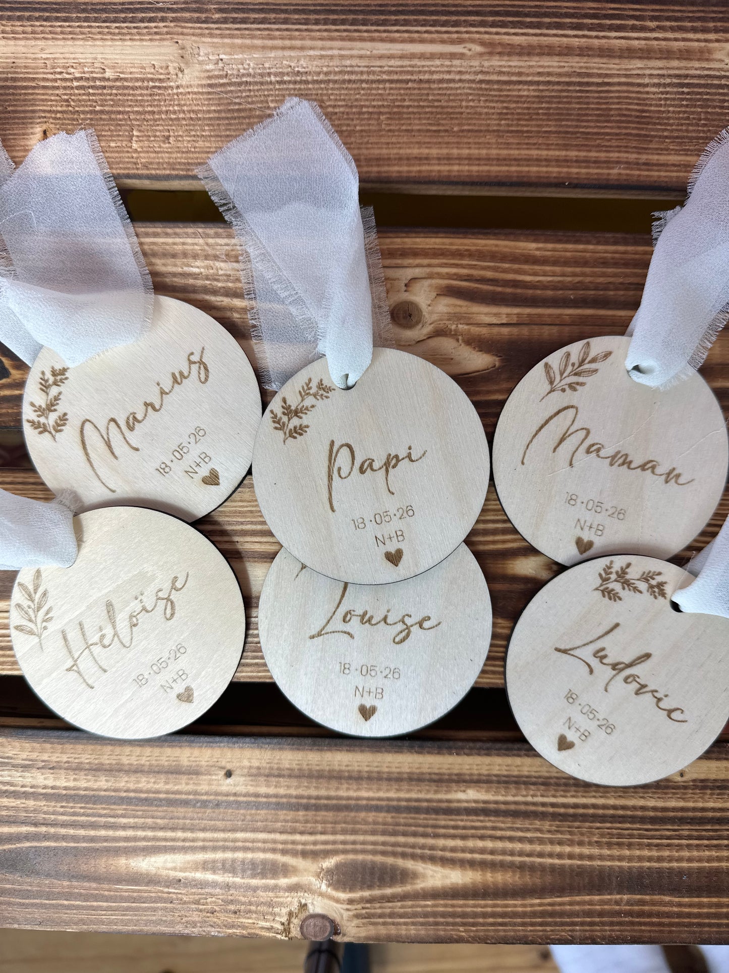 Marque place mariage bois personnalisé avec ruban – Prénom invité, date & initiales