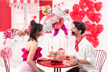 dîner saint valentin avec ballons coeurs rouges