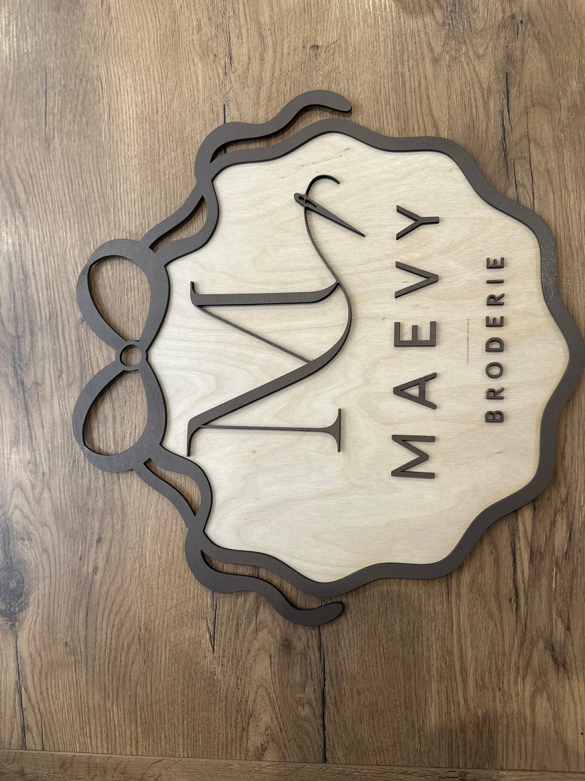 Panneau Logo en Bois Personnalisé - Pancarte 3D pour boutique, photos produits & salons – création personnalisée en bois, Chou Rose (visuel 4/4)