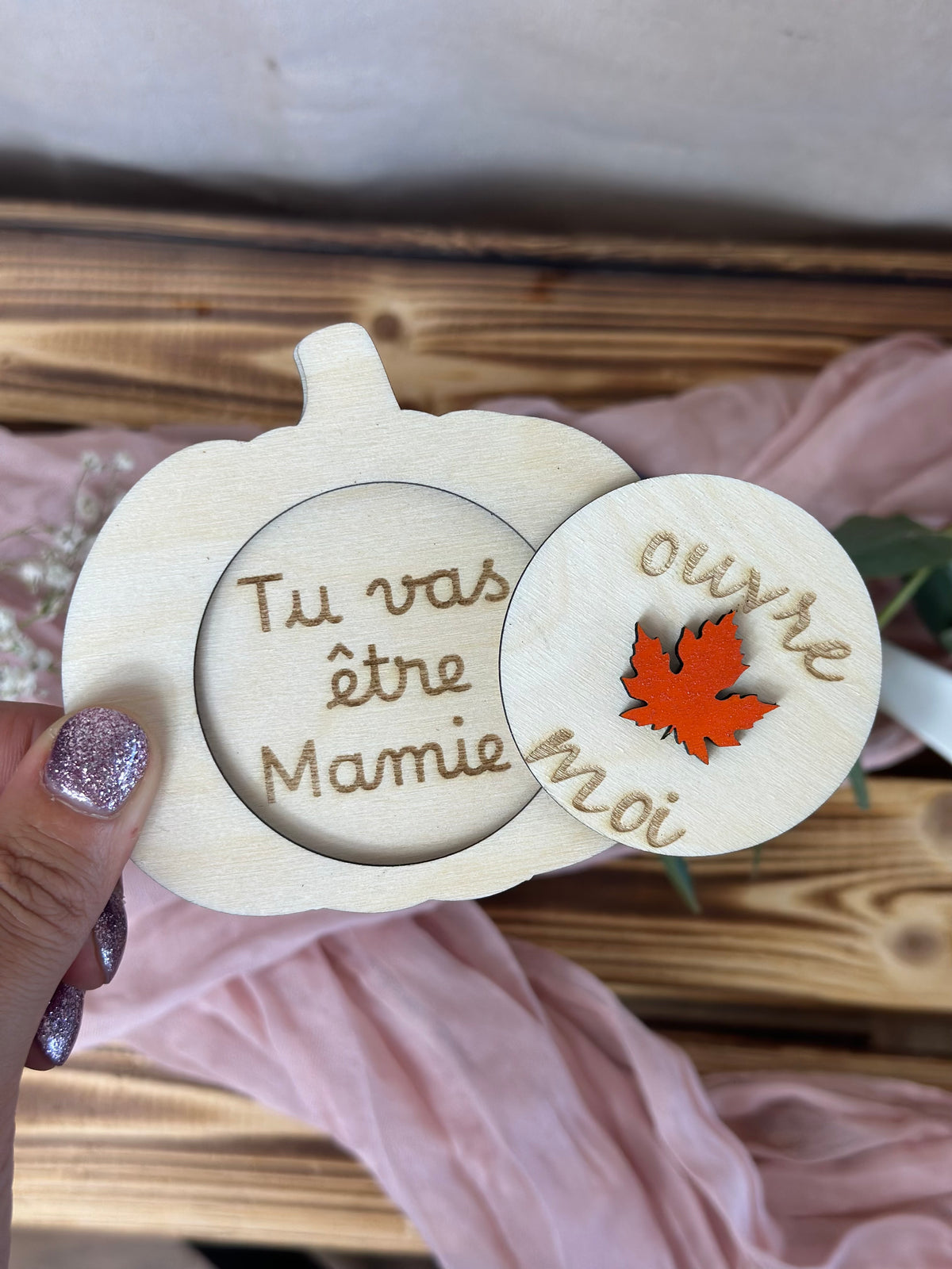 Citrouille en bois personnalisée pour annonce grossesse automnale, création Chou Rose (visuel 2)