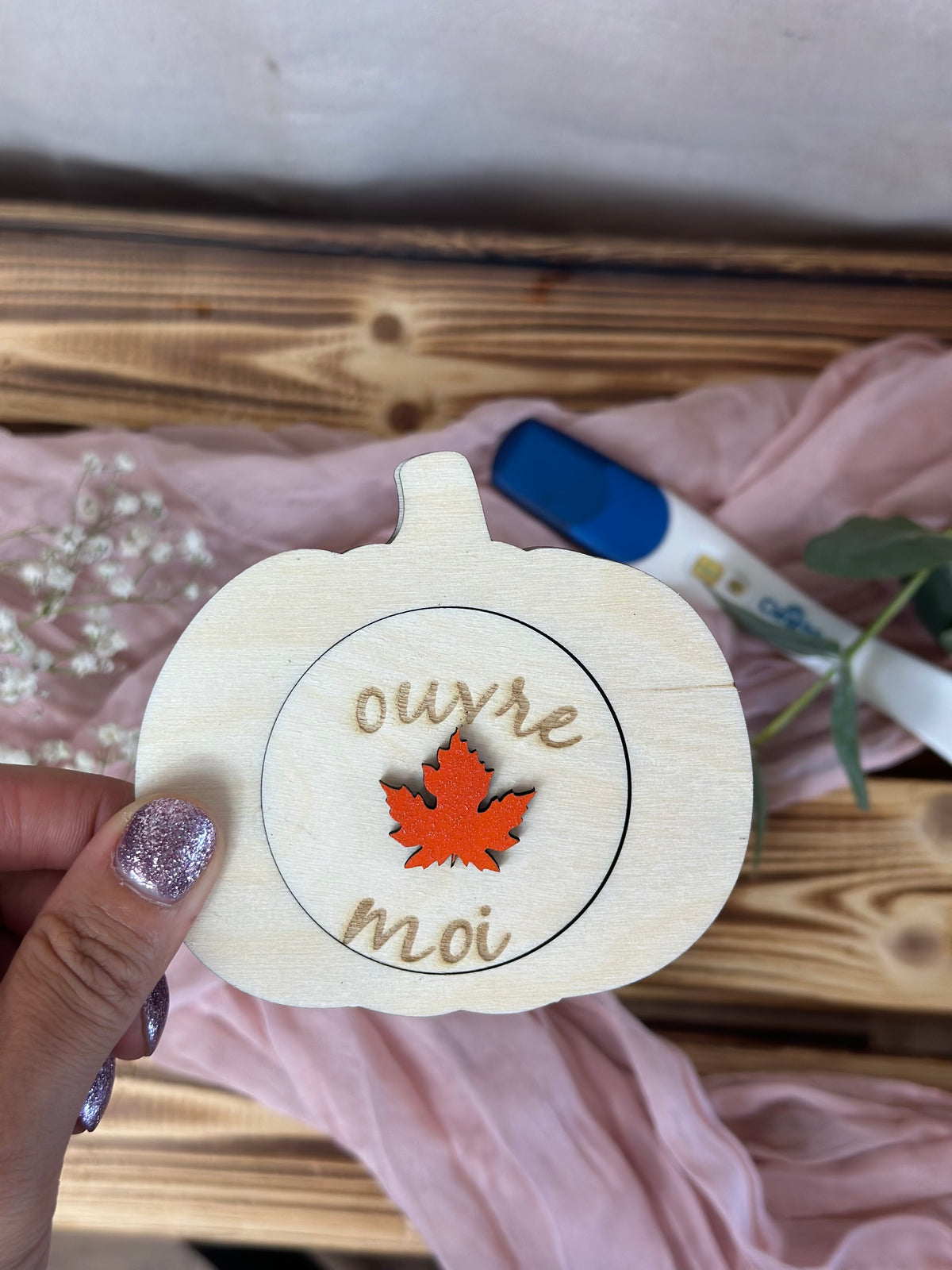 Citrouille en bois personnalisée pour annonce grossesse automnale, création Chou Rose