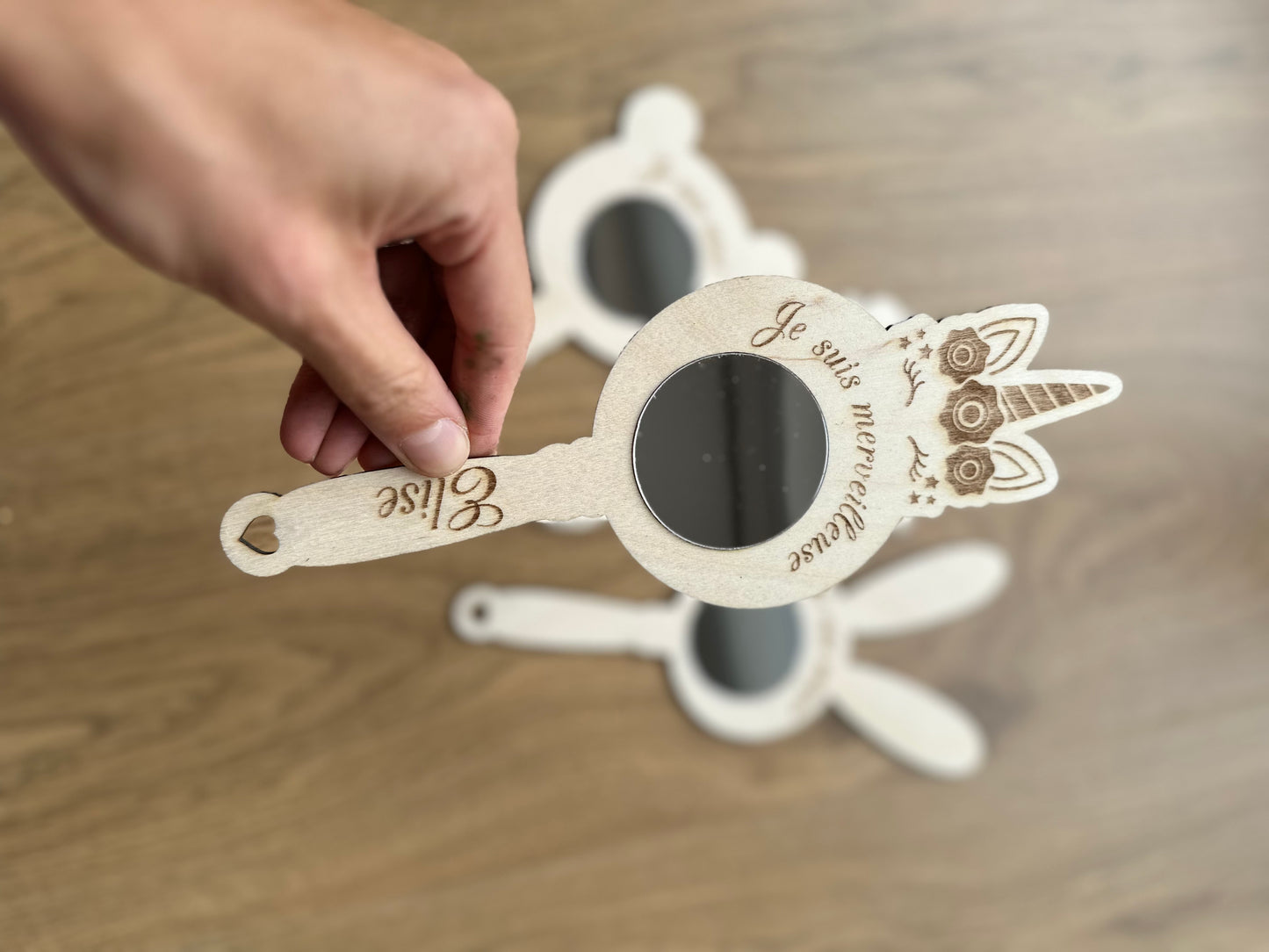 Miroir mantra en bois forme licrone, gravé "je suis merveilleuse", cadeau self-love enfant personnalisé, atelier Chou Rose Lille
