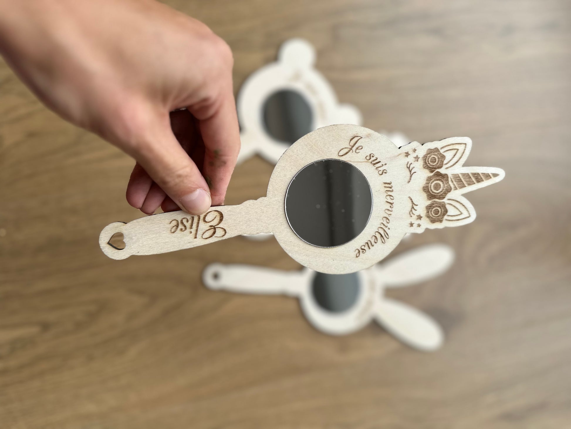 Miroir mantra en bois forme licrone, gravé "je suis merveilleuse", cadeau self-love enfant personnalisé, atelier Chou Rose Lille