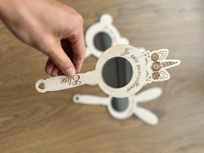 Miroir mantra en bois forme licrone, gravé "je suis merveilleuse", cadeau self-love enfant personnalisé, atelier Chou Rose Lille