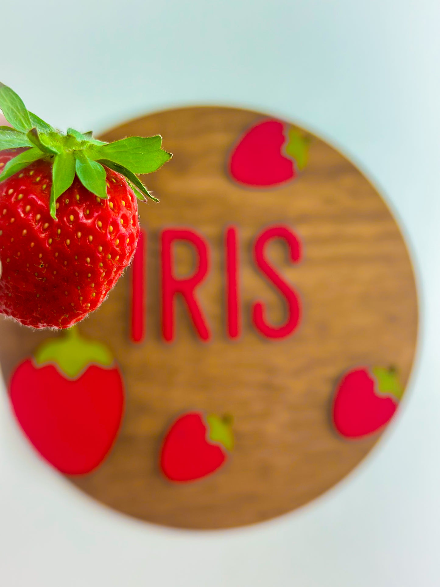 Suspension - Prénom en bois  chambre bébé - Motif fraises