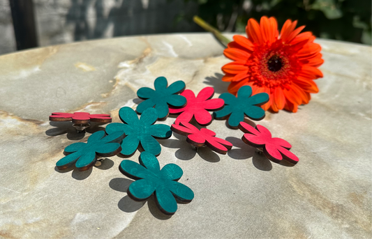 pins en forme de fleurs : en bois peint en bleu et en rose