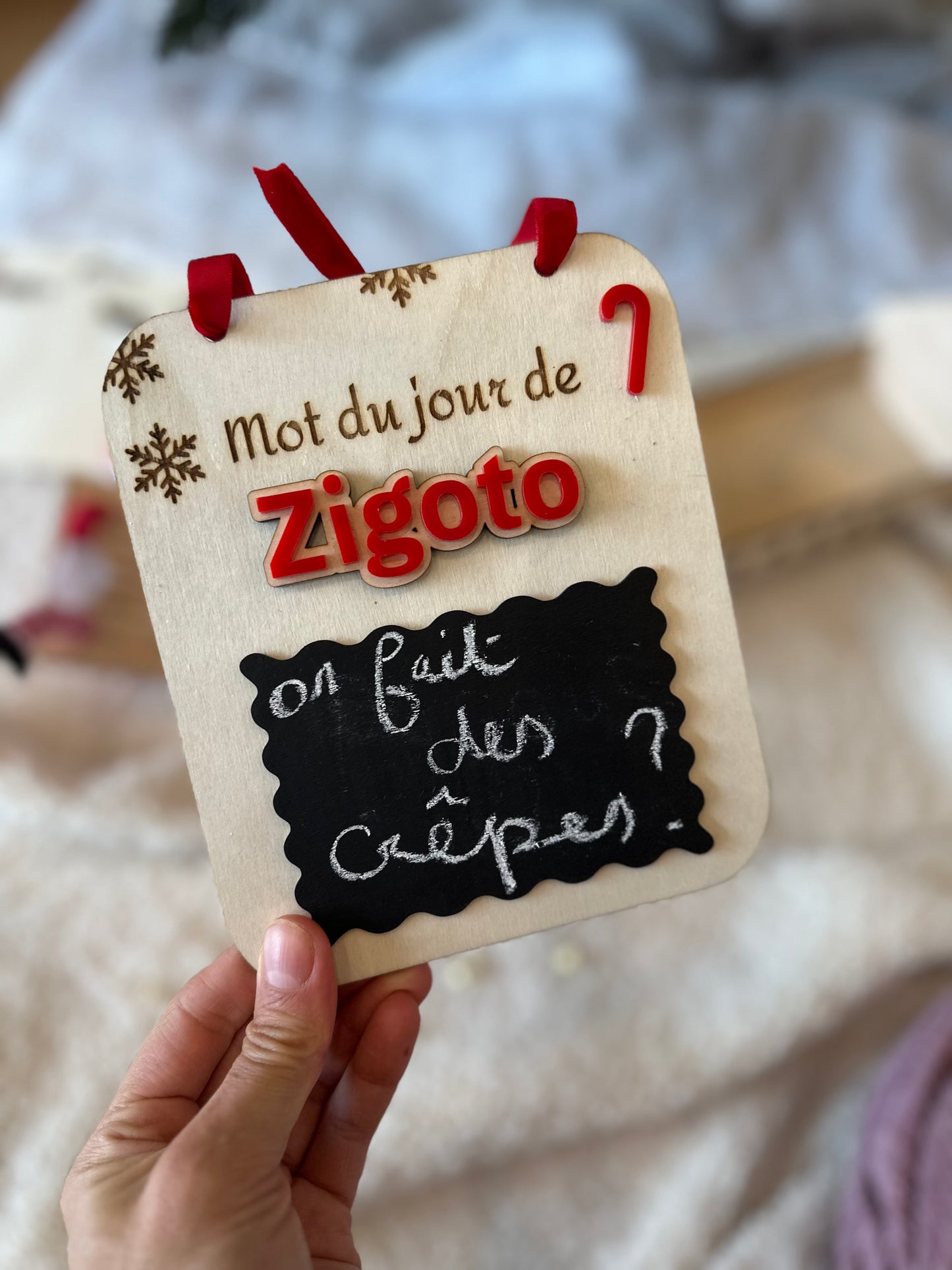 une pancarte à message avec une ardoise et le prénom du lutin, 