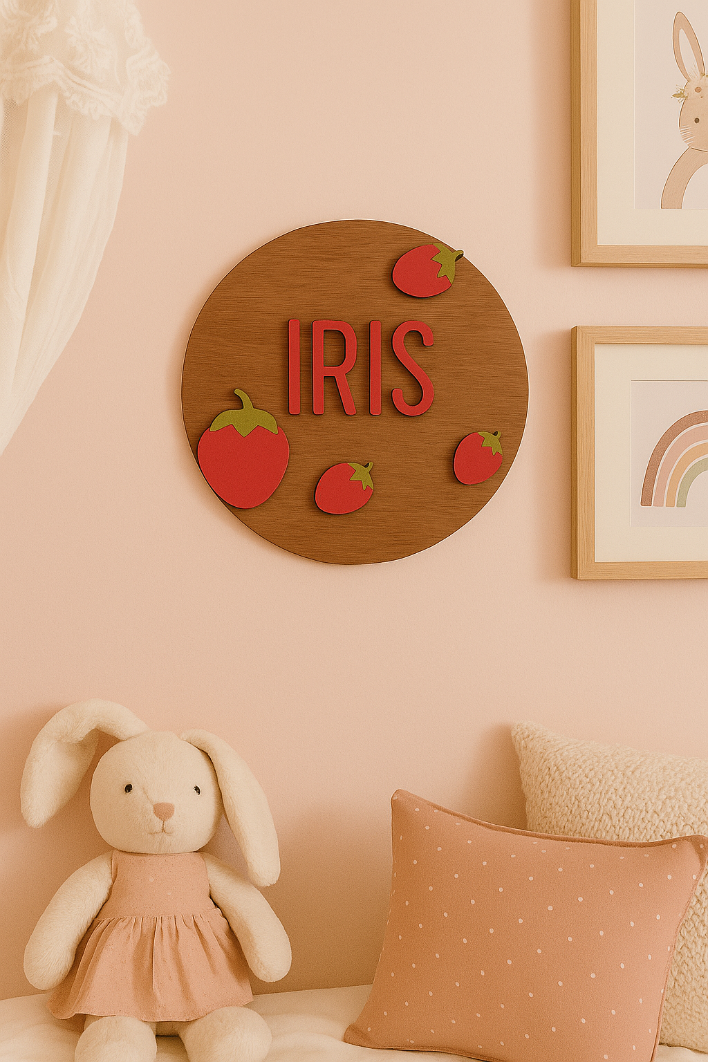 Suspension - Prénom en bois  chambre bébé - Motif fraises