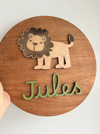 Lion et prénom de bébé : décoration murale