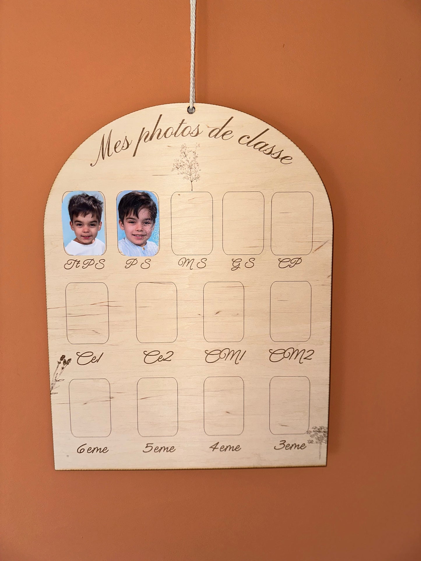 « Mes photos de classe » – Panneau souvenirs scolaires en bois, personnalisable