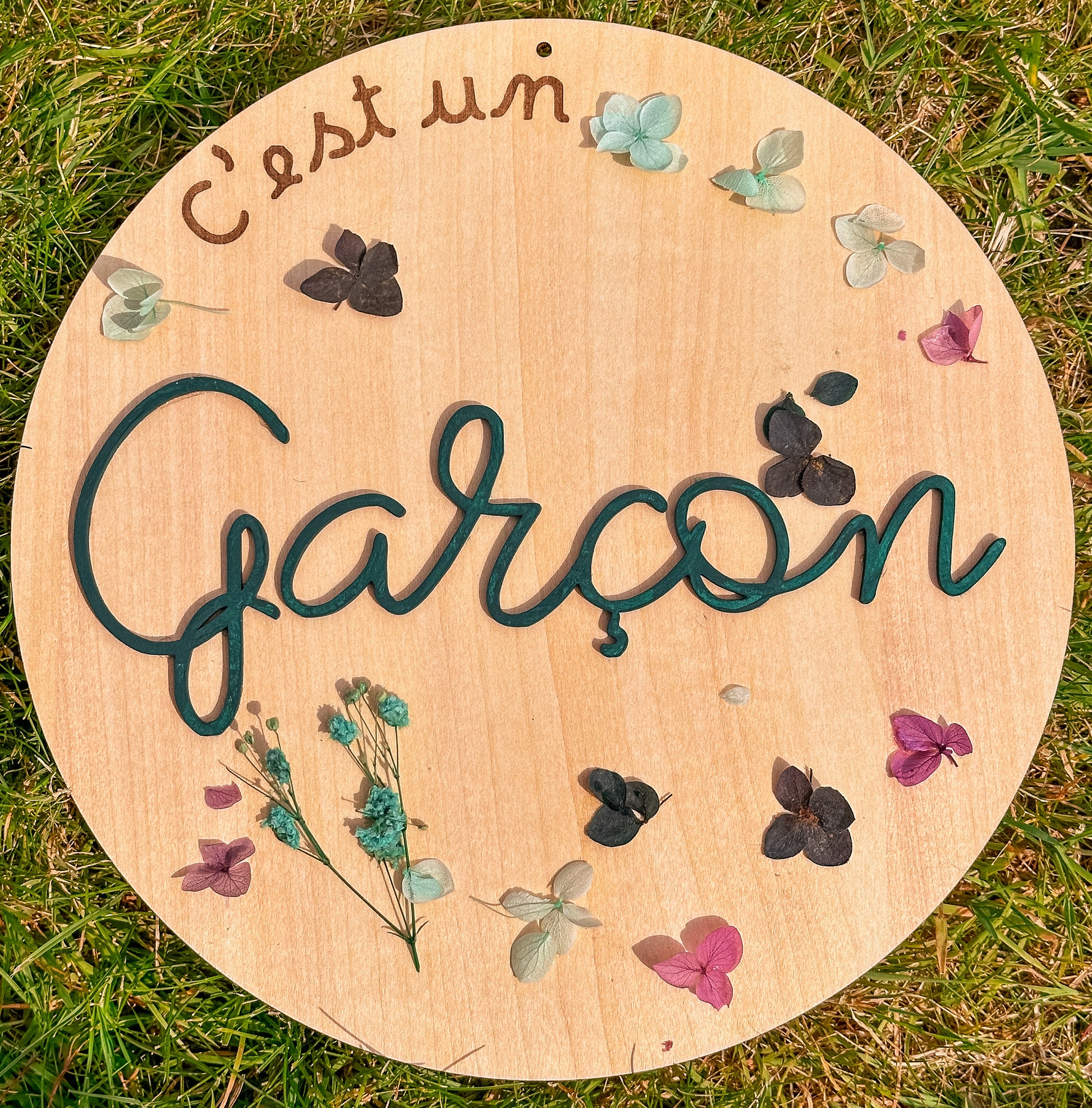 disque gender reveal c'est un garçon. 3 Dimensions. En bois. Fleurs séchées collées dessus