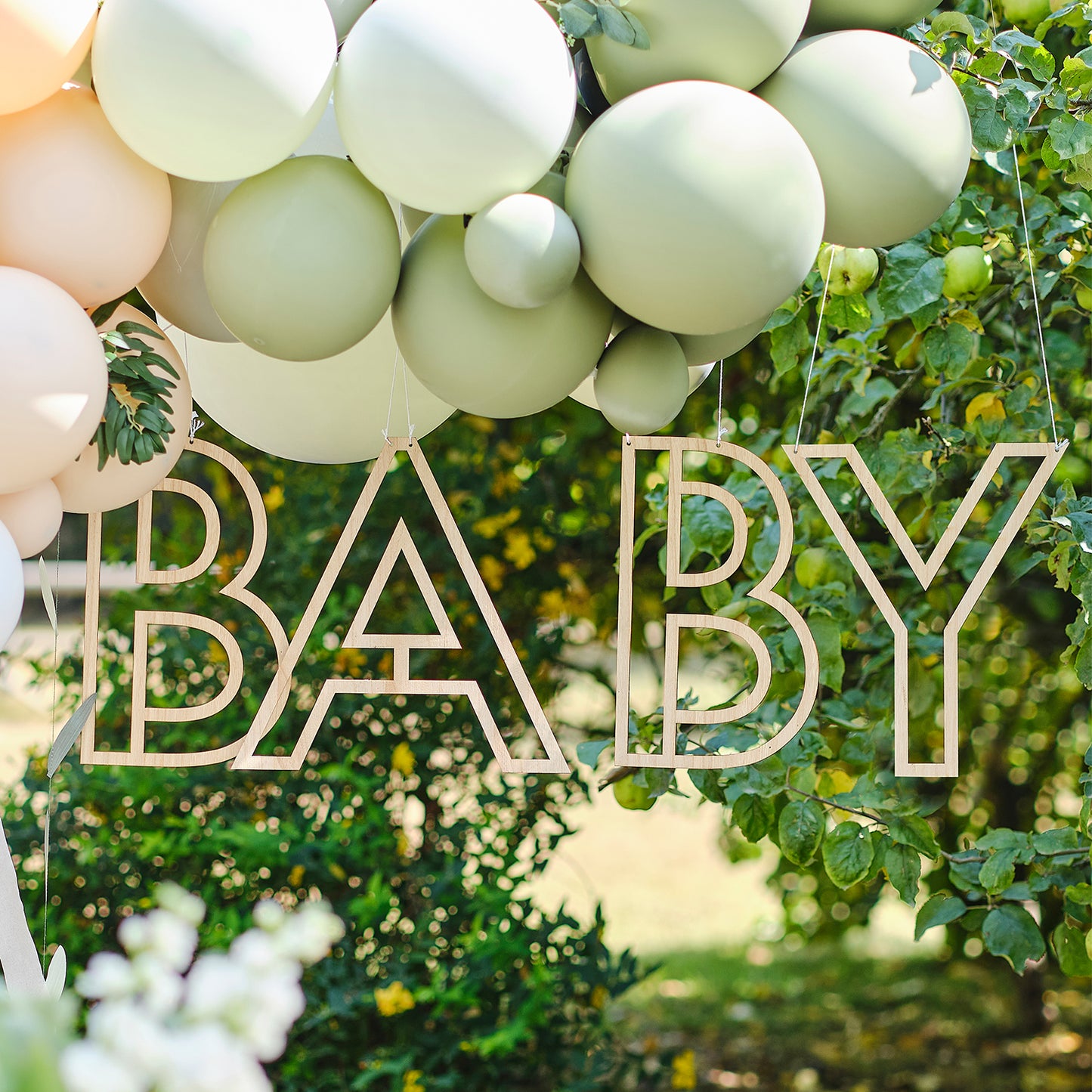 jolie suspension en  bois BABY pour babyshower et gender-reveal