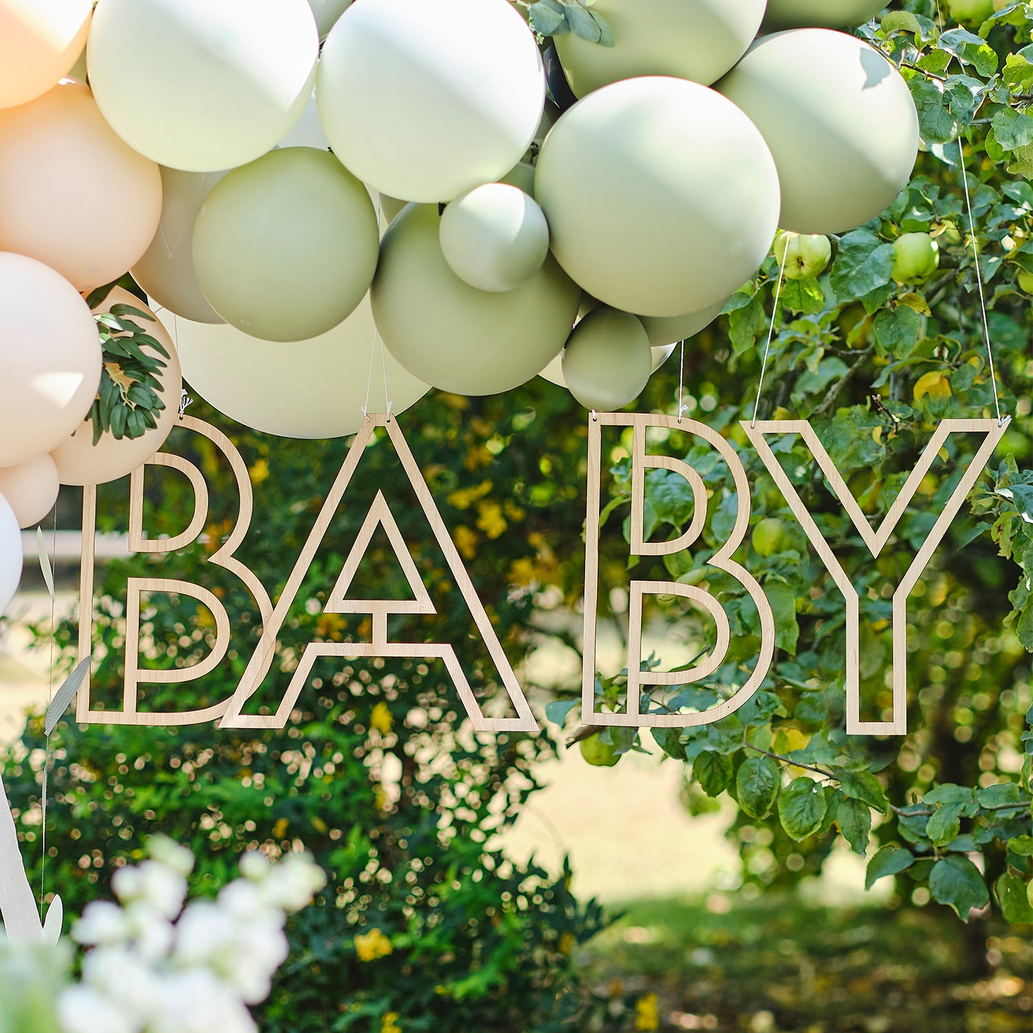 jolie suspension en  bois BABY pour babyshower et gender-reveal