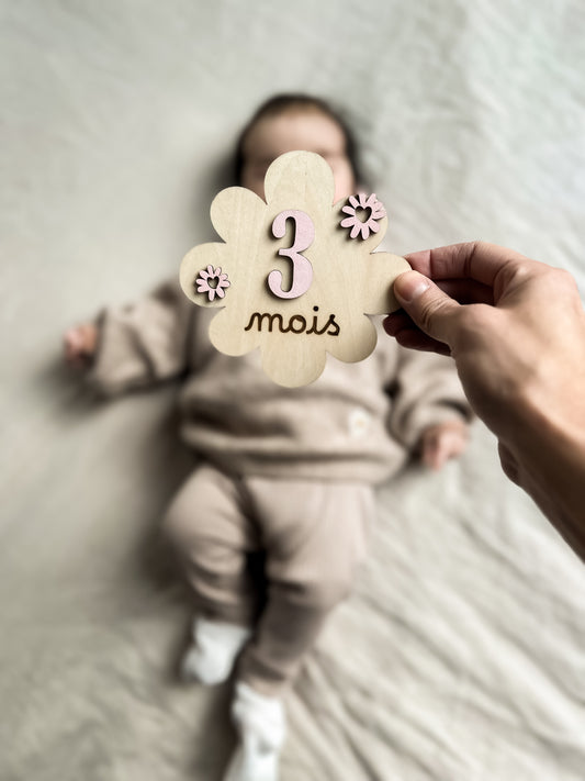 carte étape bébé 3 mois en bois forme fleur