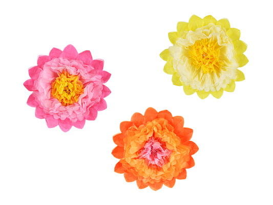 3 fleurs décoratives 💐 - Matière : papier de soie  - Couleurs : rose, jaune, orange - Dimensions (déplié) : 35 cm environ