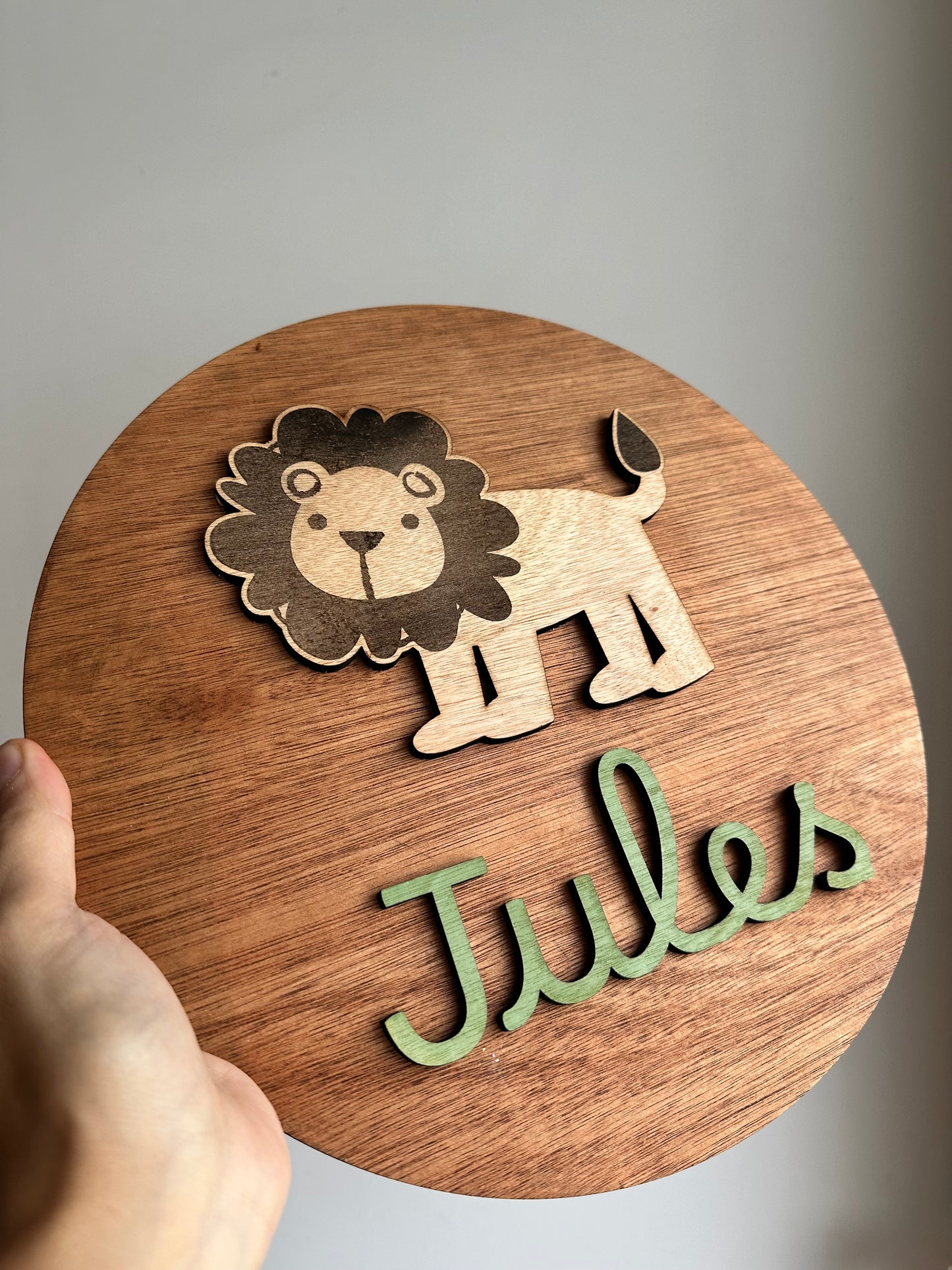 Lion et prénom de bébé : décoration murale
