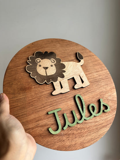 Lion et prénom de bébé : décoration murale