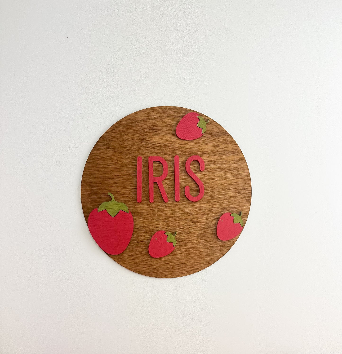 Suspension - Prénom en bois  chambre bébé - Motif fraises
