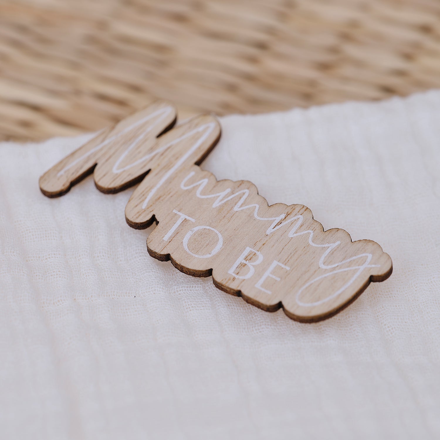 broche en bois pour future maman