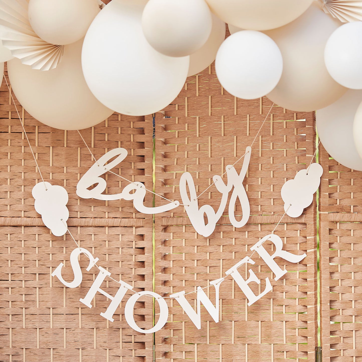 bannière baby-shower avec petits nuages