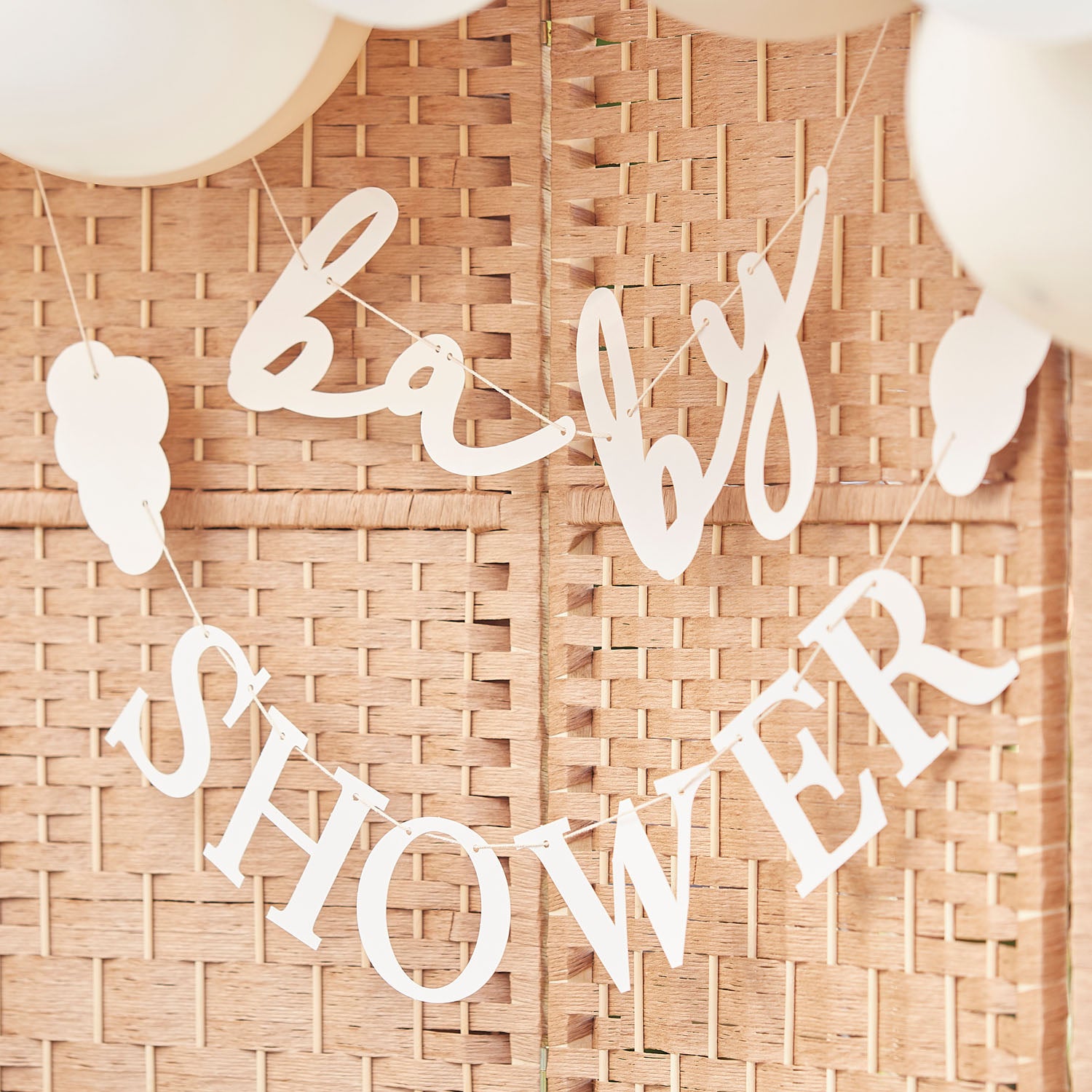 guirlande en papier baby-shower avec nuages