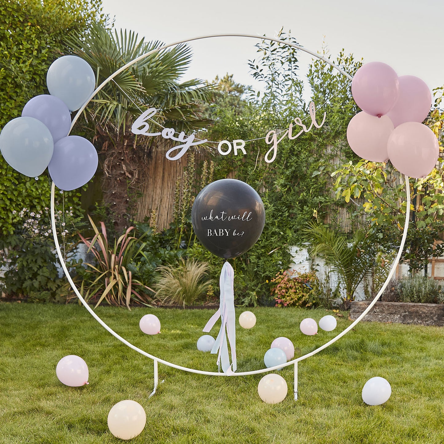 kit gender reveal : ballon avec confettis roses et bleus, petits ballons et guirlande boy or girl