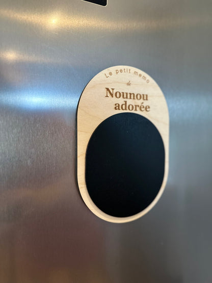 Ardoise mémo aimantée « Nounou adorée » fixée sur la porte d'un frigo en inox : cadeau assistante maternelle personnalisé en bois gravé