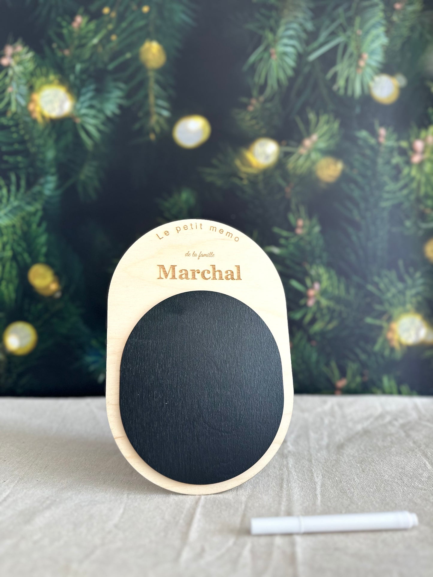 Ardoise mémo aimantée en bois personnalisée « famille Marchal » avec son feutre blanc effaçable, idée cadeau de Noël utile, décor sapin et guirlande