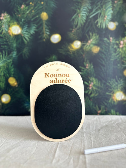 Cadeau nounou personnalisé pour Noël : ardoise mémo aimantée en bois gravée « Le petit mémo de Nounou adorée » avec feutre blanc effaçable devant un sapin