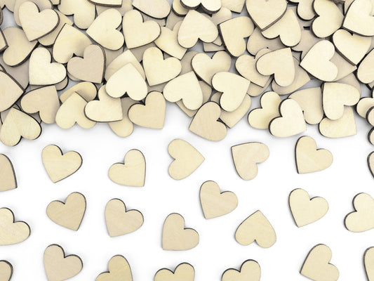 confettis en bois en forme de coeurs 