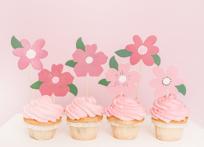 8 cake toppers roses et blancs dans des cupcakes