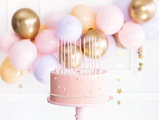 gâteau anniversaire rose avec 12 bougies roses