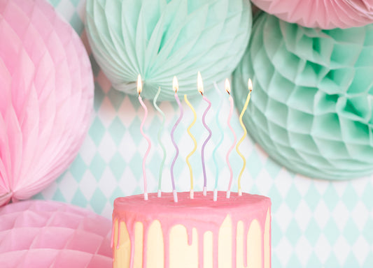 bougies torsadées multicolore sur gâteau anniversaire