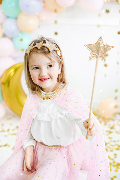 petite fille avec baguette de fée