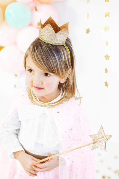 petite fille avec baguette de fée