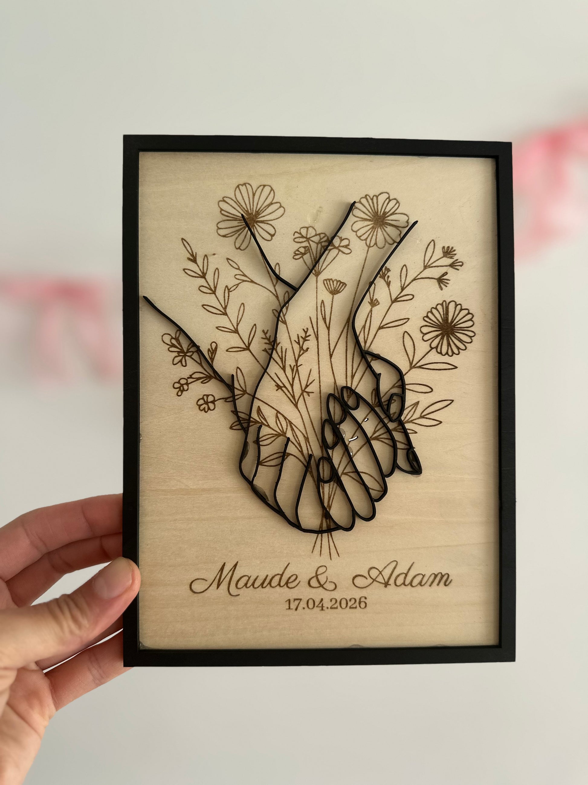 Tableau cadeau mariage personnalisé mains entrelacées en bois gravé avec prénoms et date