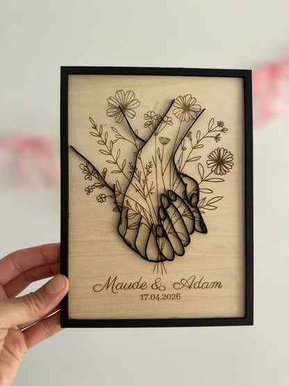Tableau cadeau mariage personnalisé mains entrelacées en bois gravé avec prénoms et date