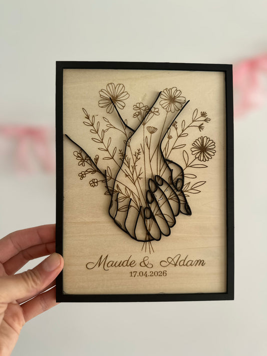 Tableau cadeau mariage personnalisé mains entrelacées en bois gravé avec prénoms et date