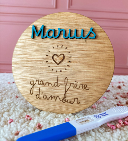 disque en bois avec prénom peint et fixé pour une annonce naissance personnalisée